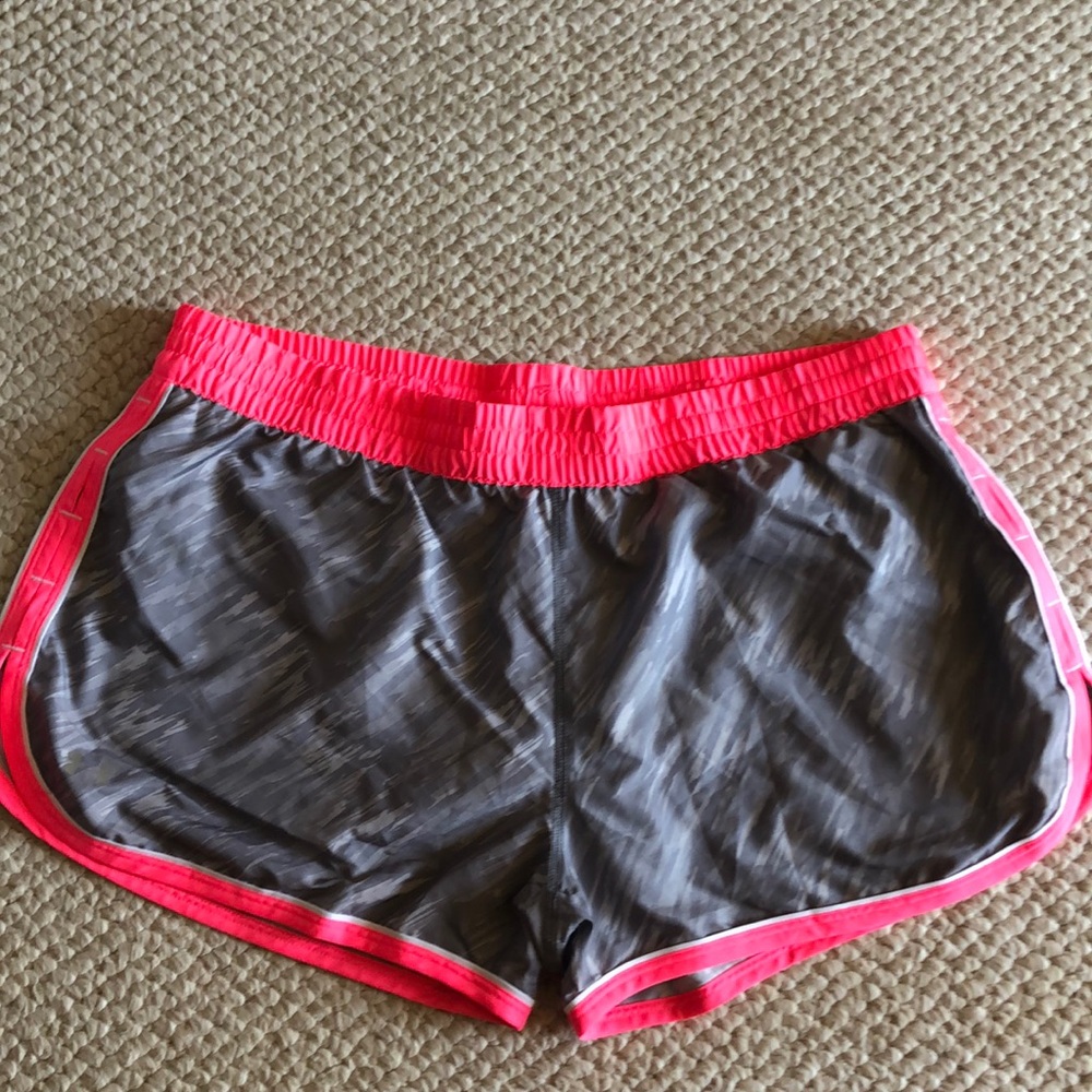 UNDER ARMOUR  ATHLETIC SHORTS